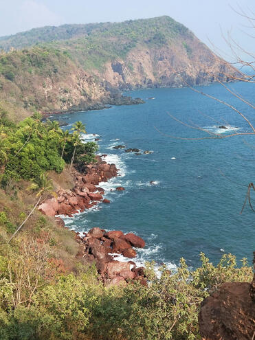 Click here for Sweet Earth Goa Guide Cabo de Rama fort in South Goa. Rocky coastline with ocean views and lush green cliffs.